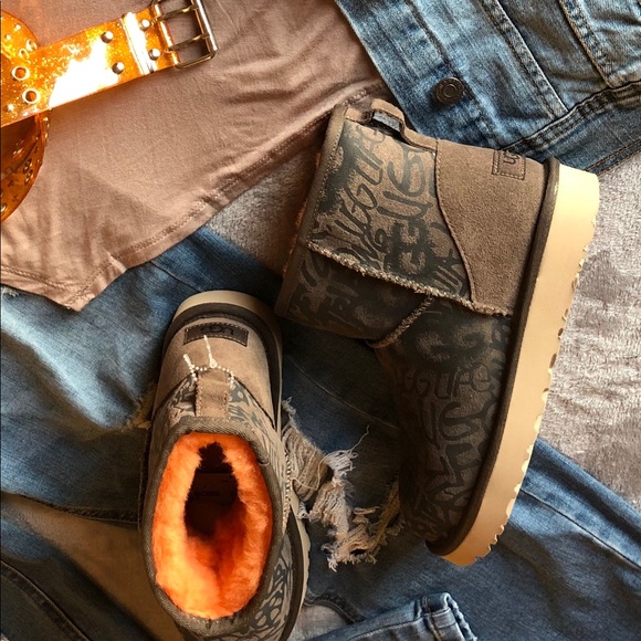 UGG Size 7 Mini Boot Graffiti UGG Orange/Tan/Brown - Picture 13 of 16
